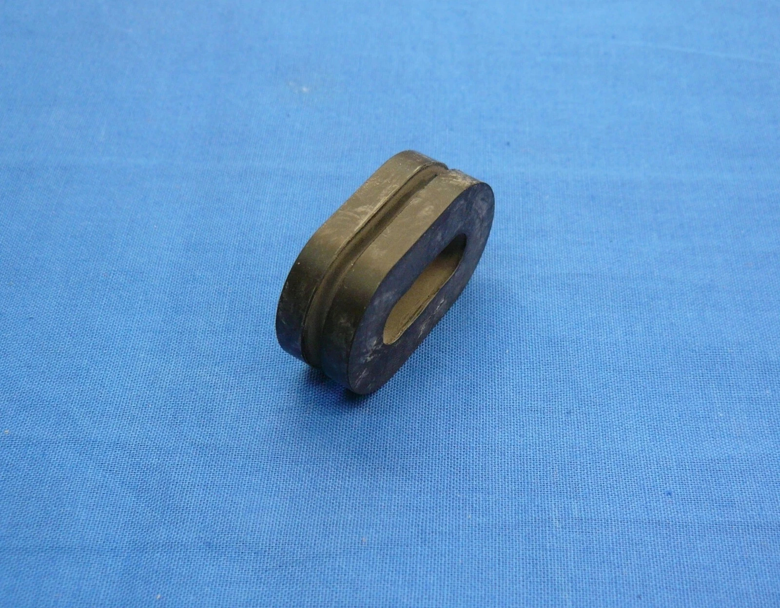 HONDA TRX250R TRX 250R OEM FRONT FUEL TANK RUBBER GROMMET 1986-89 NEW - Image 3